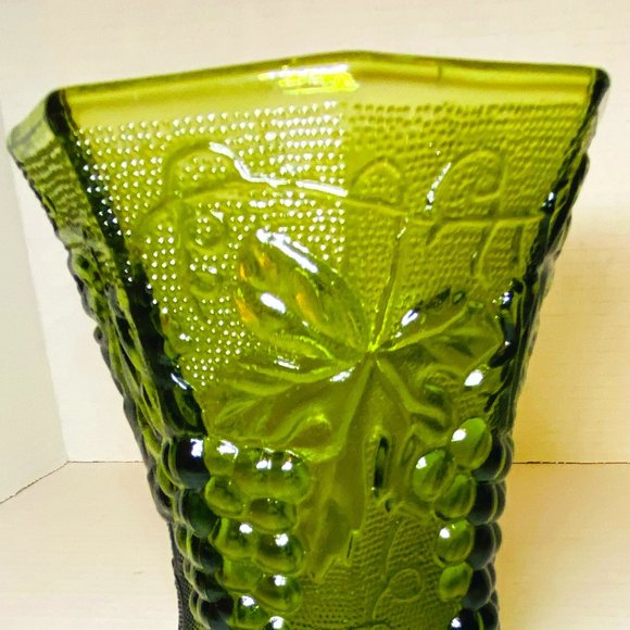 Anchor Hocking Vintage Green Glass Vase Embossed Grapes - Picture 2 of 9